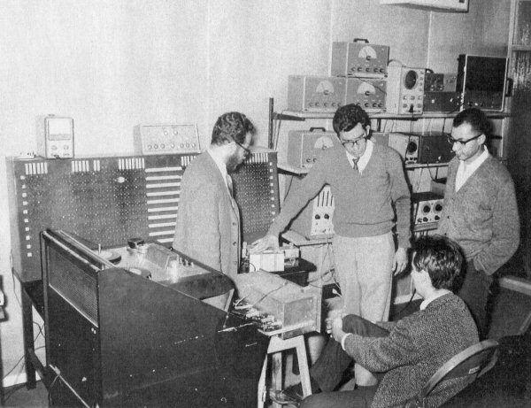 Bolaños donne un cours avec du matériel électroacoustique, 1965.